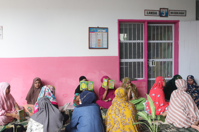 Warga binaan tadarus Alquran di Rumah Tahanan Negara (Rutan) KLAS I Makassar, Selasa (4/4/2023).