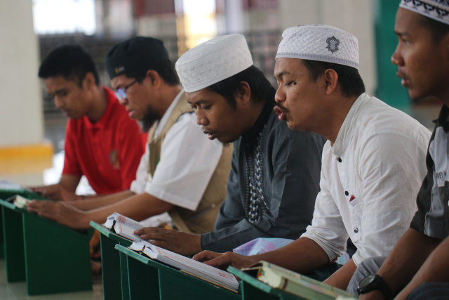 Warga binaan tadarus Alquran di Rumah Tahanan Negara (Rutan) KLAS I Makassar, Selasa (4/4/2023).