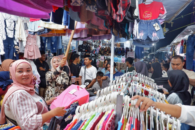 Suasana pengunjung memadati Pasar Ramadhan Masjid Al-Markaz Al Islami, Makassar.