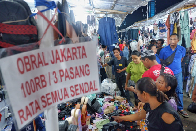 Suasana pengunjung memadati Pasar Ramadhan Masjid Al-Markaz Al Islami, Makassar.