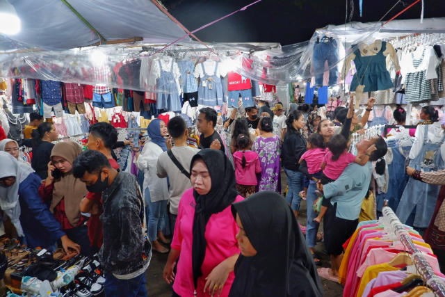 Suasana pengunjung memadati Pasar Ramadhan Masjid Al-Markaz Al Islami, Makassar.