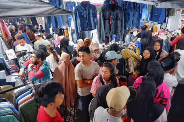 Berburu Baju Lebaran di Pasar Ramadhan