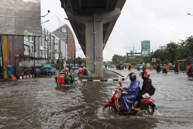 Sejumlah kendaraan menerobos banjir di Jalan AP Pettarani, Makassar, (10/04/2023).