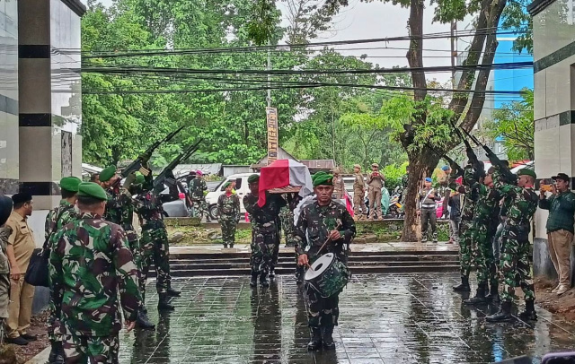 Anggota DPR RI dari Dapil Sulsel 1, Muhammad Rapsel Ali dimakamkan di Taman Makam Pahlawan (TMP) Panaikang, Senin (10/4/2023).