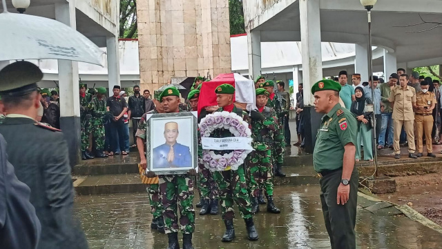 Menantu Wapres Dimakamkan Secara Militer 