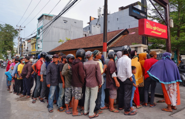 Warga antri mengambil nasi sedekah yang dibuka oleh Majelis Taklim Ummahatul Mukminat di Jalan Karunrung, Makassar, Sabtu (16/4/2023).