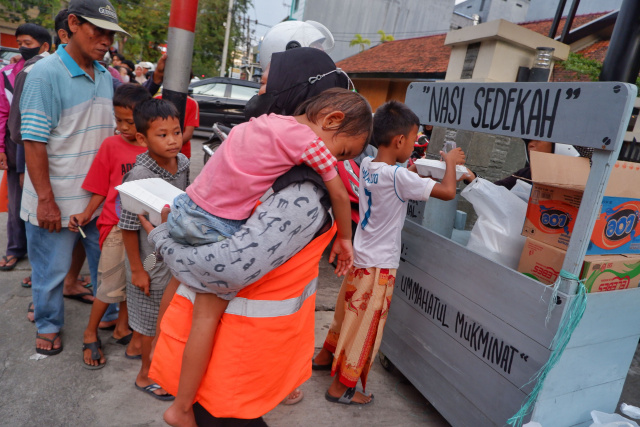 Warga Mengantri Nasi Sedekah