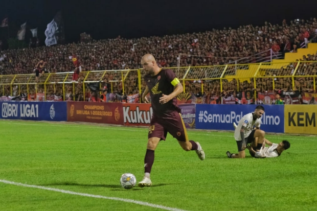 Aksi Wiljan Pluim saat Tampil Lawan Borneo FC di Pekan Terakhir Liga 1 Musim ini