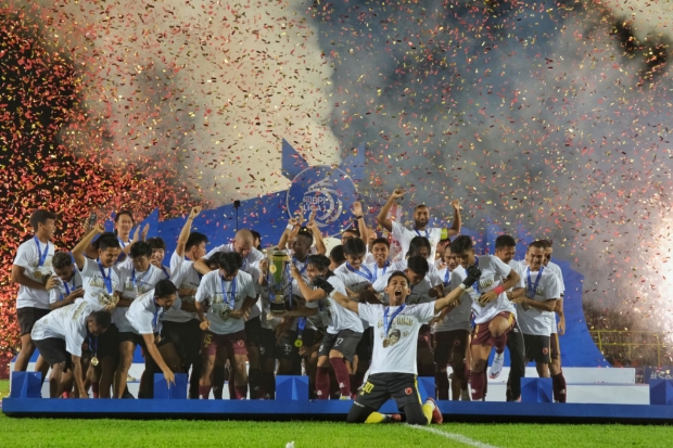 Para pemain  PSM Makassar merayakan Gelar Juara Liga 1 Indonesia setelah 23 tahun puasa gelar di Stadion Bj Habibie Parepare, Minggu, (16/04/2023). Foto: SINDO Makassar/Maman Sukirman