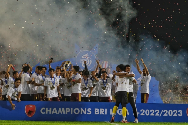 Para pemain  PSM Makassar merayakan Gelar Juara Liga 1 Indonesia setelah 23 tahun puasa gelar di Stadion Bj Habibie Parepare, Minggu, (16/04/2023). Foto: SINDO Makassar/Maman Sukirman