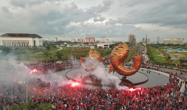 Ribuan suporter PSM Makassar bersama pemain melakukan konvoi menunu Center Point of Indonesia (CPI), Makassar, Senin (17/4/2023).