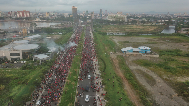 Ribuan suporter PSM Makassar bersama pemain melakukan konvoi menunu Center Point of Indonesia (CPI), Makassar, Senin (17/4/2023).