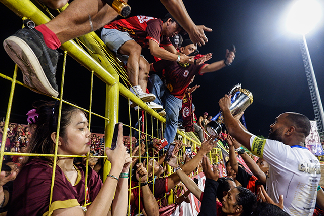 Pemain PSM Makassar, Yuran Fernandes mengangkat trofi juara Liga 1 musim 2022-2023 usai memenangkan laga melawan tim tamu Borneo FC di Stadion Gelora BJ Habibie, Parepare, Minggu (16/4/2023).