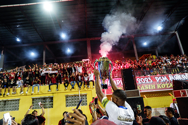 Pemain PSM Makassar, Yuran Fernandes mengangkat trofi juara Liga 1 musim 2022-2023 usai memenangkan laga melawan tim tamu Borneo FC di Stadion Gelora BJ Habibie, Parepare, Minggu (16/4/2023).