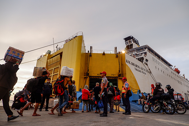 Penumpang mengantri untuk naik di atas KM.Dharma Kencana II di Pelabuhan Soekarno–Hatta, Makassar, Selasa (18/4/2023).