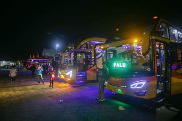 Sejumlah penumpang menunggu pemberangkatan di Terminal Regional Daya, Makassar, Selasa (18/4/2023). 