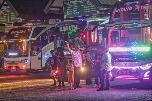 Sejumlah penumpang menunggu pemberangkatan di Terminal Regional Daya, Makassar, Selasa (18/4/2023). 