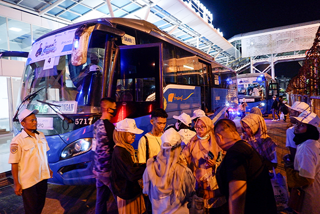 PT Pelabuhan Indonesia (Persero) Group memberangkatkan 220 orang pemudik di Sulsel menggunakan enam unit bus dalam rangka program mudik gratis BUMN 2023. Para pemudik diberangkatkan dari Pelabuhan Makassar, Selasa (18/4/2023).