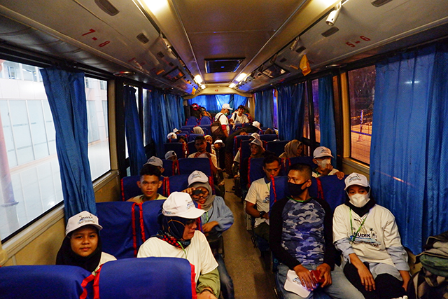 PT Pelabuhan Indonesia (Persero) Group memberangkatkan 220 orang pemudik di Sulsel menggunakan enam unit bus dalam rangka program mudik gratis BUMN 2023. Para pemudik diberangkatkan dari Pelabuhan Makassar, Selasa (18/4/2023).