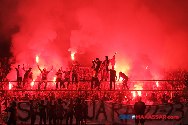 Sejumlah suporter PSM Makassar menyalakan flare di Stadion Gelora BJ Habibie, Kabupaten Pare-Pare, Sulawesi Selatan, Minggu (16/4/2023).