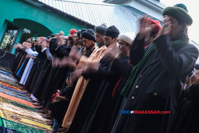 Jamaah An Nadzir melaksanakan Shalat Idul Fitri 1444 H di Kampung Butta Ejayya, Kabupaten Gowa, Sulawesi Selatan, Jumat (21/4/2023).