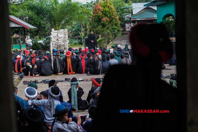 Jamaah An Nadzir mendengarkan khotbah Idul Fitri 1444 H di Kampung Butta Ejayya, Kabupaten Gowa, Sulawesi Selatan, Jumat (21/4/2023).