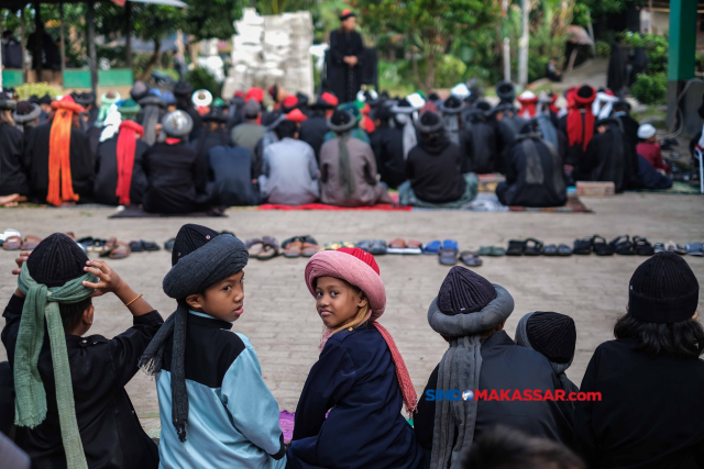 Jamaah An Nadzir mendengarkan khotbah Idul Fitri 1444 H di Kampung Butta Ejayya, Kabupaten Gowa, Sulawesi Selatan, Jumat (21/4/2023).