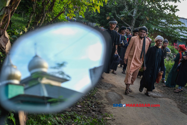 Jamaah An Nadzir bersiap melaksanakan Shalat Idul Fitri 1444 H di Kampung Butta Ejayya, Kabupaten Gowa, Sulawesi Selatan, Jumat (21/4/2023).