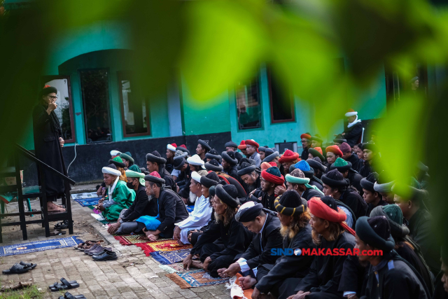 Jamaah An Nadzir mendengarkan khotbah Idul Fitri 1444 H di Kampung Butta Ejayya, Kabupaten Gowa, Sulawesi Selatan, Jumat (21/4/2023).