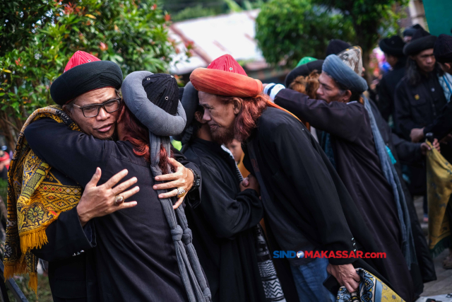 Jamaah An Nadzir saling bermafaan usai melaksanakan shalat Idul Fitri 1444 H di Kampung Butta Ejayya, Kabupaten Gowa, Sulawesi Selatan, Jumat (21/4/2023).