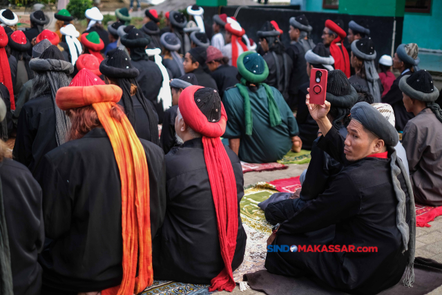 Jamaah An Nadzir mendengarkan khotbah Idul Fitri 1444 H di Kampung Butta Ejayya, Kabupaten Gowa, Sulawesi Selatan, Jumat (21/4/2023).