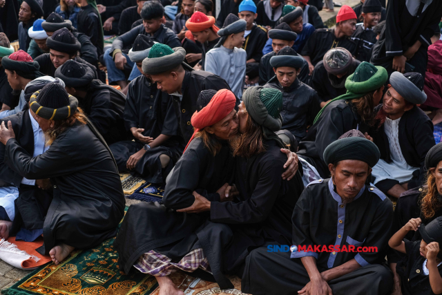 Jamaah An Nadzir saling bermafaan usai melaksanakan shalat Idul Fitri 1444 H di Kampung Butta Ejayya, Kabupaten Gowa, Sulawesi Selatan, Jumat (21/4/2023).