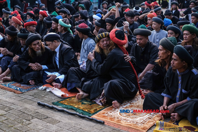 Jamaah An Nadzir saling bermafaan usai melaksanakan shalat Idul Fitri 1444 H di Kampung Butta Ejayya, Kabupaten Gowa, Sulawesi Selatan, Jumat (21/4/2023).