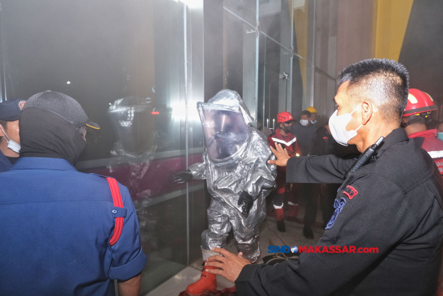 Anggota Brimob Polda Sulsel memakai pelindung khusus saat bersiap mengevakuasi pengunjung yang terjebak di kebakaran di TSM Makassar, Senin (24/4/2023).