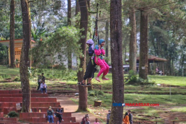 Sejumlah warga berwisata di kawasan Puncak Malino, Kabupaten Gowa, Sulawesi Selatan, (24/4/2023).