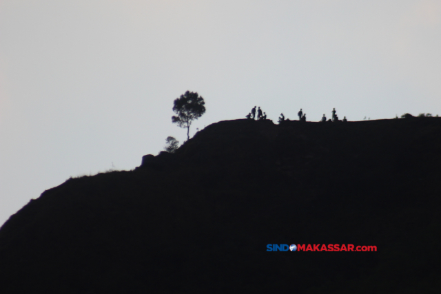Para pengunjung dapat menikmati berbagai wahana outbond, berkuda, kemping hingga berswafoto di berbagai tempat wisata Malino.