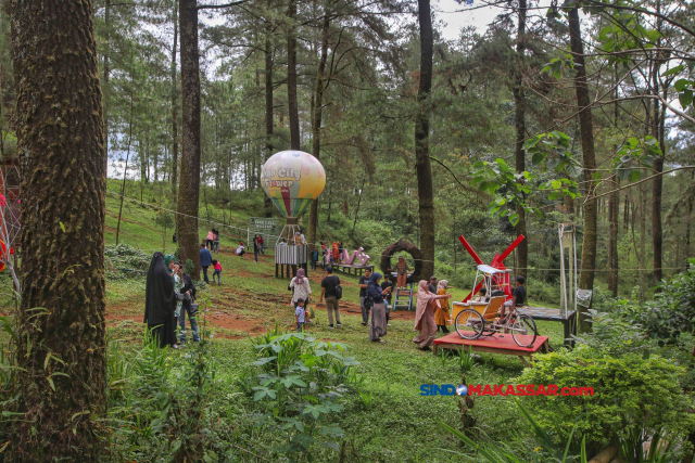 Sejumlah warga berwisata di kawasan Puncak Malino, Kabupaten Gowa, Sulawesi Selatan, (24/4/2023).