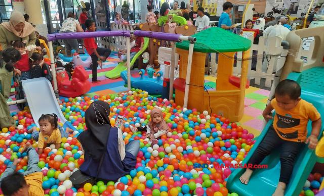 Suasana tempat permainan anak dipenuhi pengunjung Mal Panakukang, Makassar, Senin (24/4/2023). 