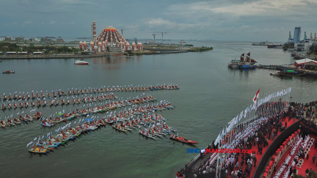 Sebanyak 200 penari melakukan atraksi di atas perahu ketinting, Sabtu (29/4/2023).