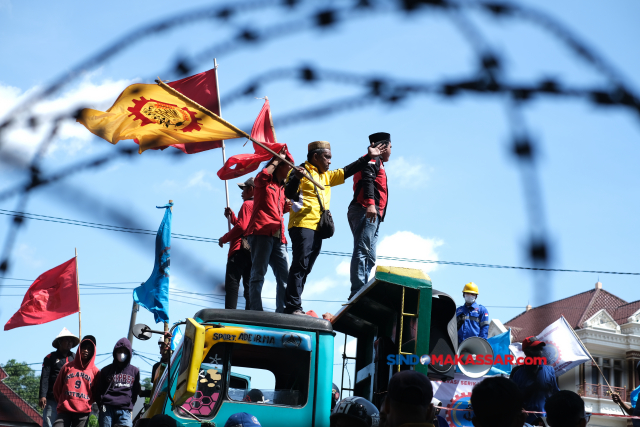Dalam aksi unjuk rasa tersebut mereka menolak Undang-undang (UU) Omnibus Law Cipta Kerja karena dinilai merugikan para pekerja.