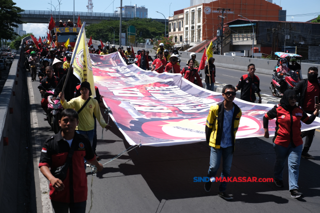Ratusan buruh menggelar aksi unjuk rasa memperingati Hari Buruh Internasional di Jalan Urip Sumoharjo, Makassar, Sulawesi Selatan, Senin (1/5/2023).