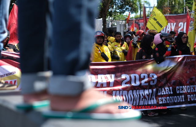 Ratusan buruh menggelar aksi unjuk rasa memperingati Hari Buruh Internasional di Jalan Urip Sumoharjo, Makassar, Sulawesi Selatan, Senin (1/5/2023).