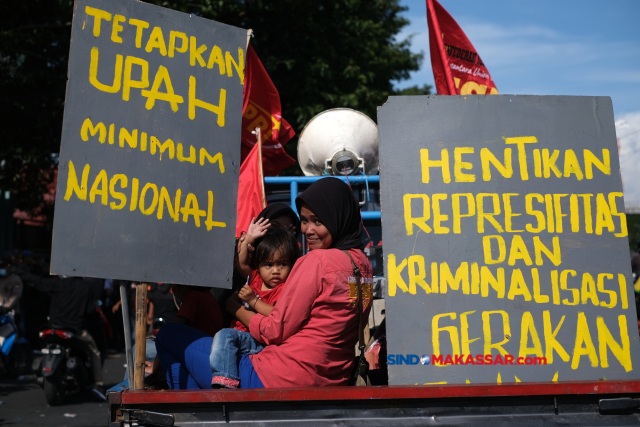 Dalam aksi unjuk rasa tersebut mereka menolak Undang-undang (UU) Omnibus Law Cipta Kerja karena dinilai merugikan para pekerja.