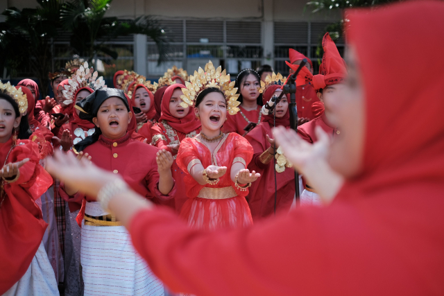 Penampilan siswa sekolah pada peringatan Hari Pendidikan Nasional (Hardiknas) Tingkat Kota Makassar, di SMPN 13, Selasa, (2/05/2023).