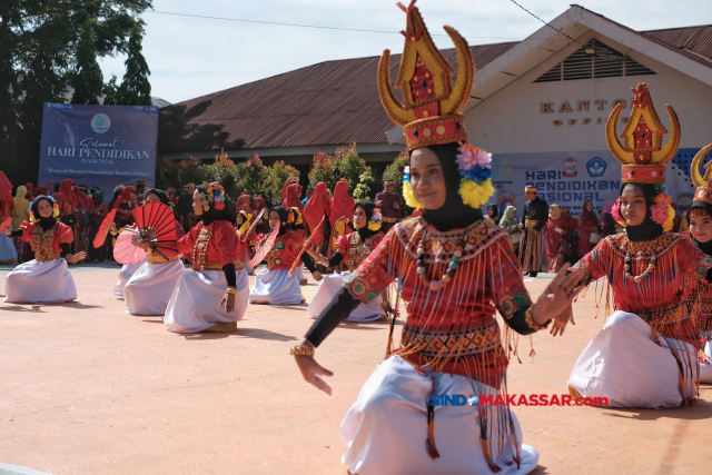 Penampilan siswa sekolah pada peringatan Hari Pendidikan Nasional (Hardiknas) Tingkat Kota Makassar, di SMPN 13, Selasa, (2/05/2023).