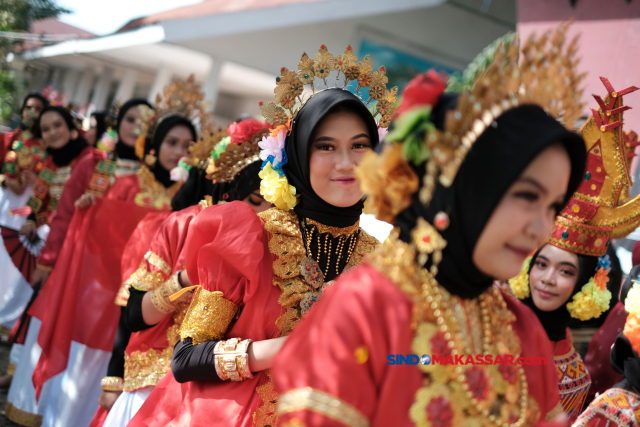 Pemerintah Kota Makassar mencanangkan setiap tanggal 1 setiap bulan berbaju adat.