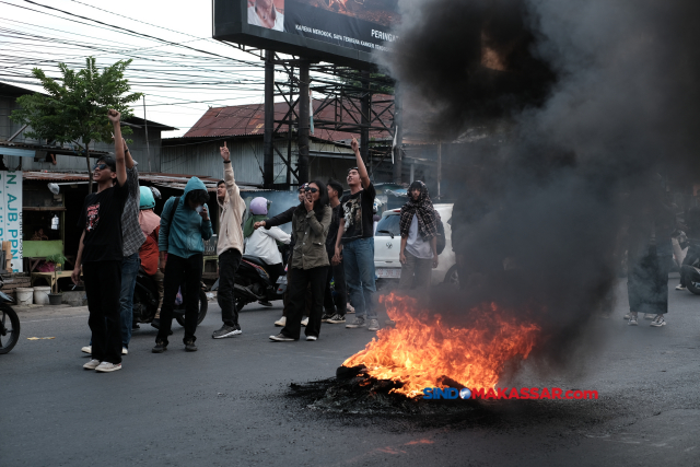 Sejumlah mahasiswa berunjuk rasa memperingati Hari Pendidikan Nasional (Hardiknas) di depan kamous Universitas Islam Negeri (UIN), Makassar, Sulawesi Selatan, Selasa (2/5/2023).