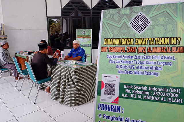 Warga memindai QRIS saat membayar zakat secara digital lewat Bank Syariah Indonesia (BSI) di Masjid Al Markaz Al Islami, Kota Makassar, (28/3/2023). Pada Bulan Suci Ramadhan 2023, BSI memberikan layanan digital BSI untuk mempermudah masyarakat untuk berdonasi, infak, zakat, dan wakaf baik secara sistem pindai atau online.