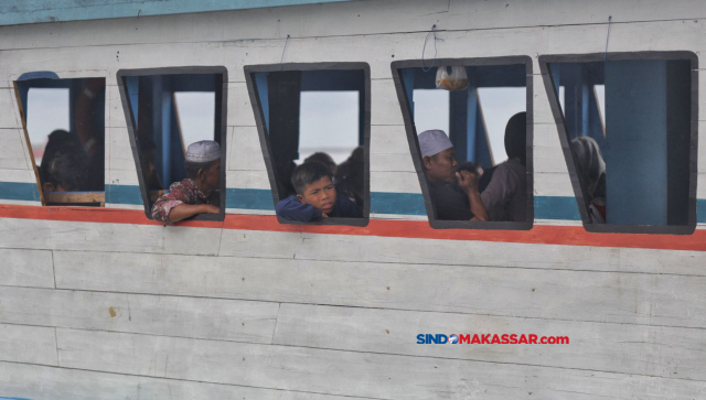 Suasana penumpang di Kapal Motor Sinar tujuan Pulau Kodingareng, Makassar, Kamis (4/4/2023).