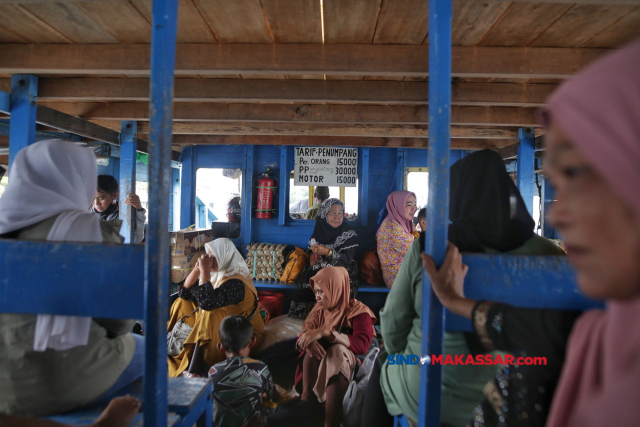 Suasana penumpang di Kapal Motor Sinar tujuan Pulau Kodingareng, Makassar, Kamis (4/4/2023).